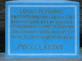 Helyreállították az Európa földrajzi középpontját jelző emlékoszlop latin nyelvű feliratát