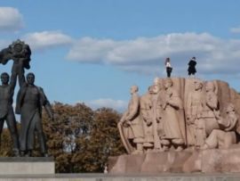 Lebontják Kijevben az ukrán-orosz barátságot jelképező szovjet szoboregyüttest