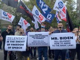 Tüntetnek a törvénytelenül bezárt ukrán médiumok újságírói az USA ukrajnai nagykövetsége előtt Kijevben