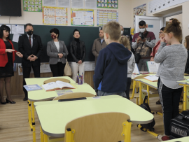 30 új iskolapaddal gazdagodott a szolyvai magyar tanintézmény