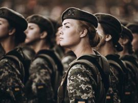 Katonai nyilvántartásba veszik a nőket Ukrajnában