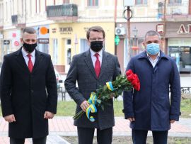 A megye vezetői virágot helyeztek el Petőfi ungvári szobránál