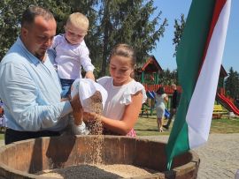 Búzaösszeöntő ünnepség Nagydobronyban